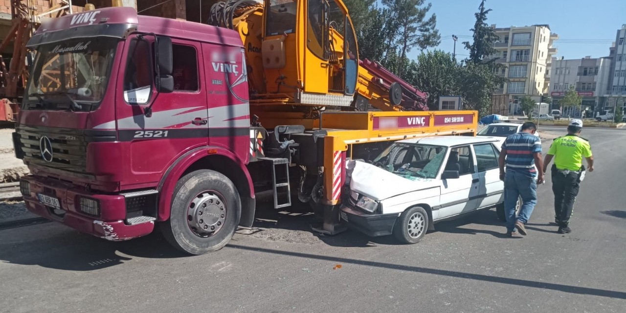 Otomobil Park Halindeki Vince Çarptı: 3 Yaralı