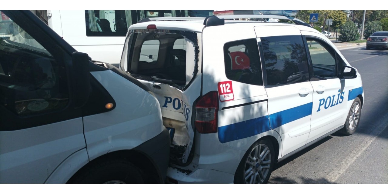 Minibüs Polis Aracına Arkadan Çarptı: 2 Polis Yaralı