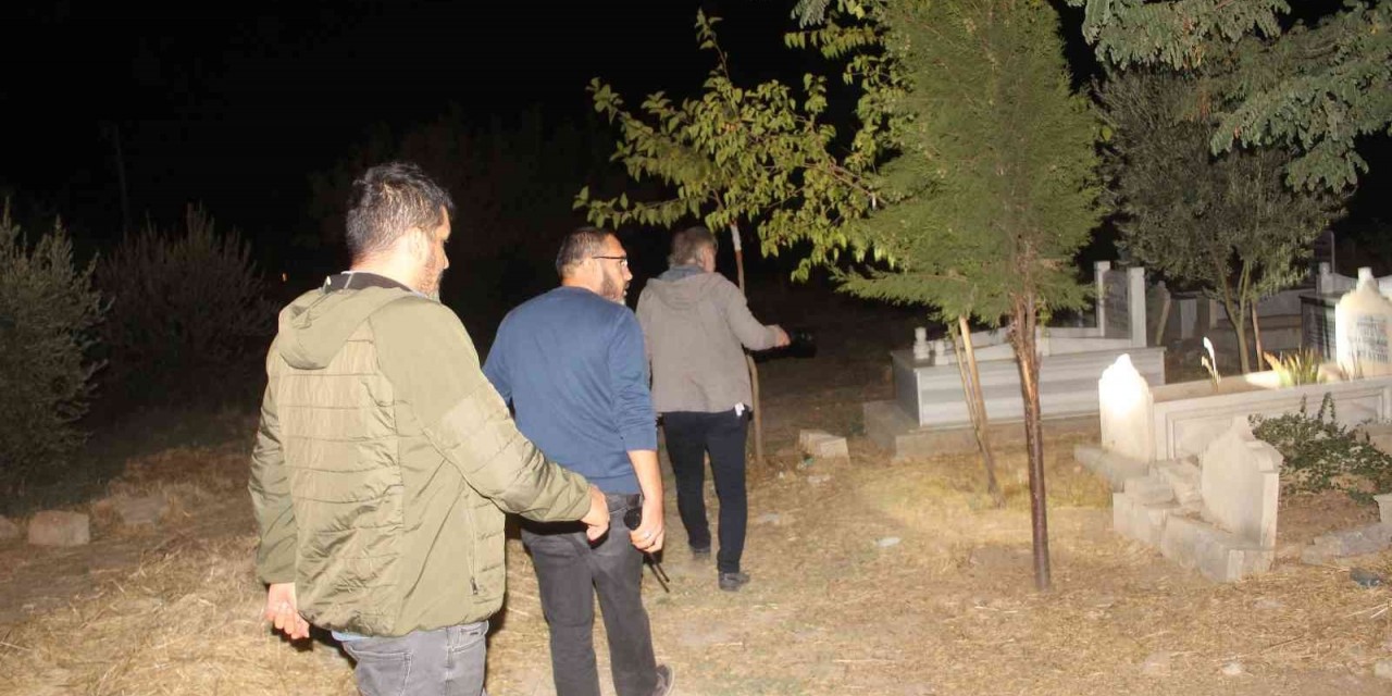 Polis Ekipleri Mezarlıkta ’bebek’ Aradı