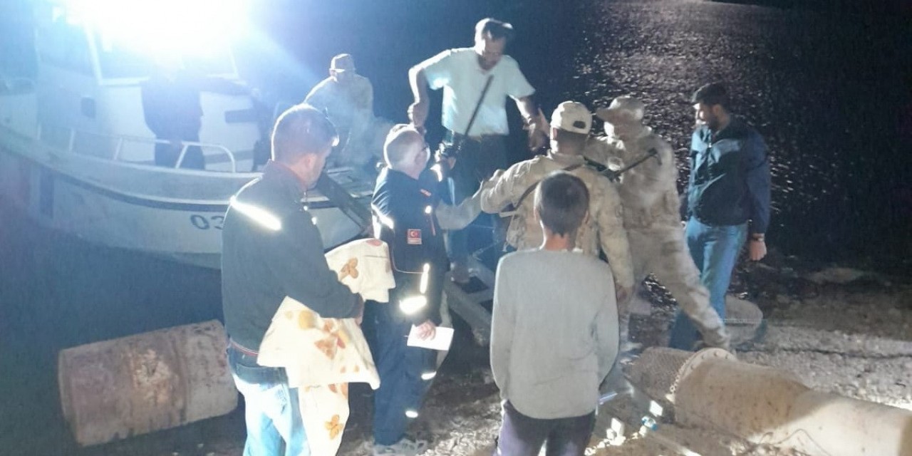 Baraj Ortasındaki Adada Mahsur Kalan Öğretmen Kurtarıldı