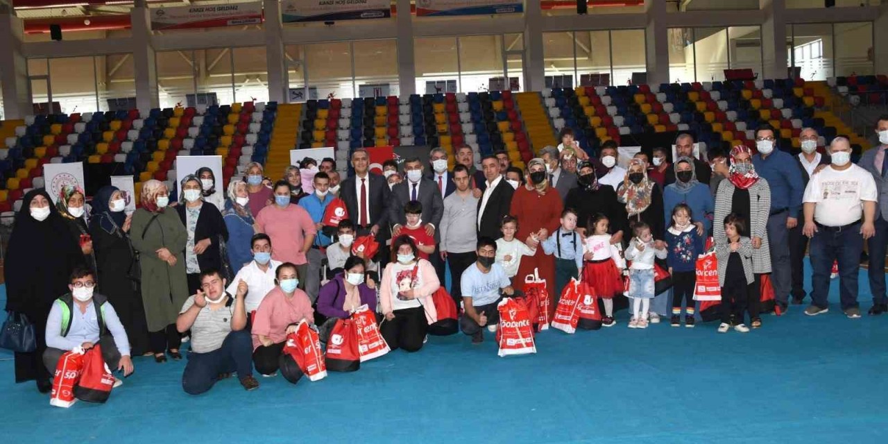 Down Sendromlu Çocuklara Spor Malzemesi Dağıtıldı