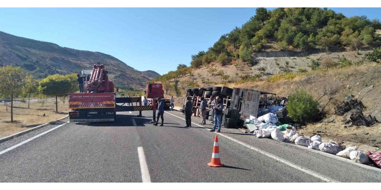 Virajı Alamayan Kamyon Yan Yattı
