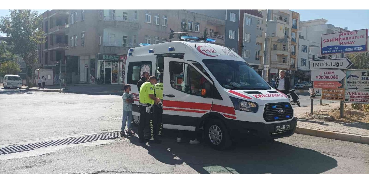 Otomobile Çarpmamak İçin Motosikleti Devirdi: 2 Yaralı