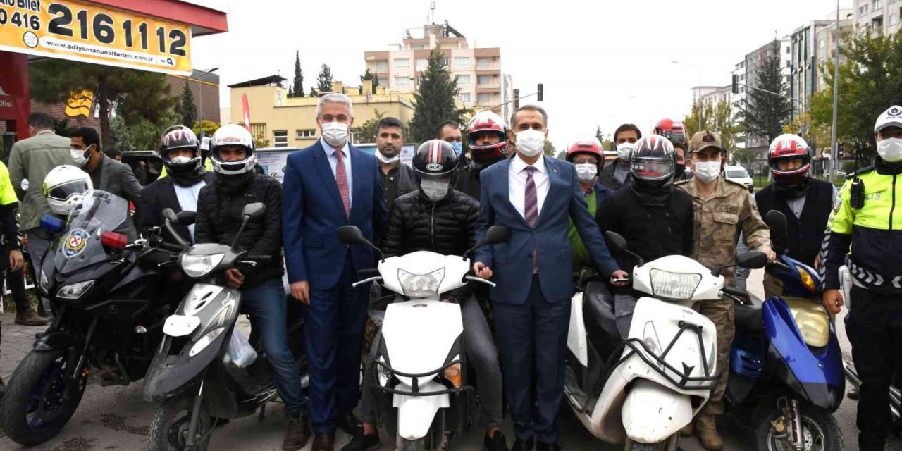 Motosiklet Sürücülerine Kask Dağıtıldı