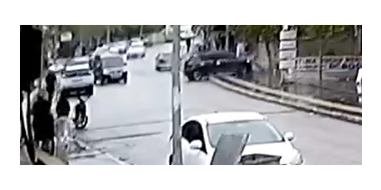 Otomobillerin Çarpıştığı Kaza Güvenlik Kamerasına Yansıdı