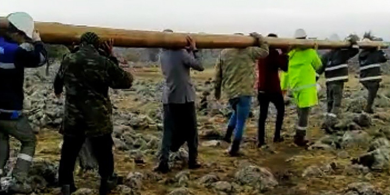 200 Kiloluk Elektrik Direğini Sırtlarında Taşıyarak Arızayı Giderdi