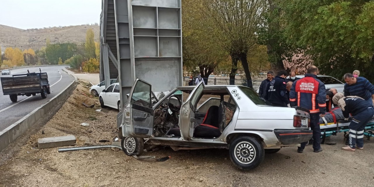 Malatya’da Otomobil Üst Geçidin Ayağına Çarptı: 1 Ölü, 1 Yaralı