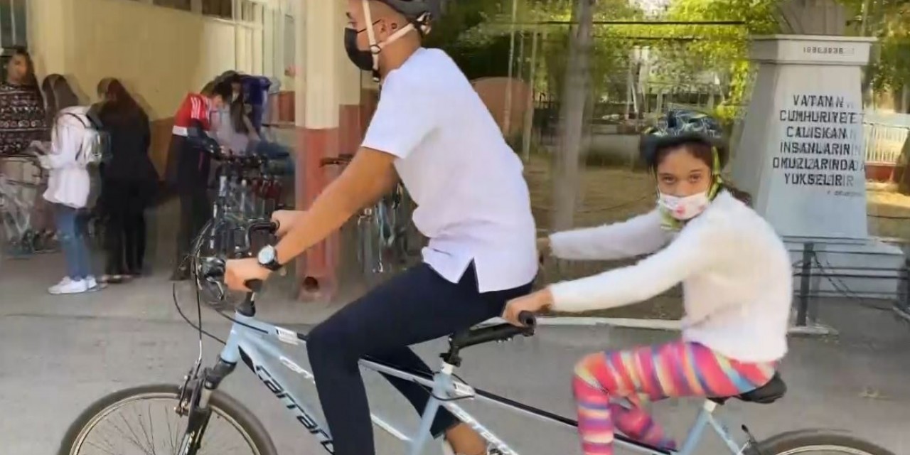 Görme Engelli Öğrenciler, Eş Pedal İle Bisiklet Sürme Hayallerini Gerçekleştirdi