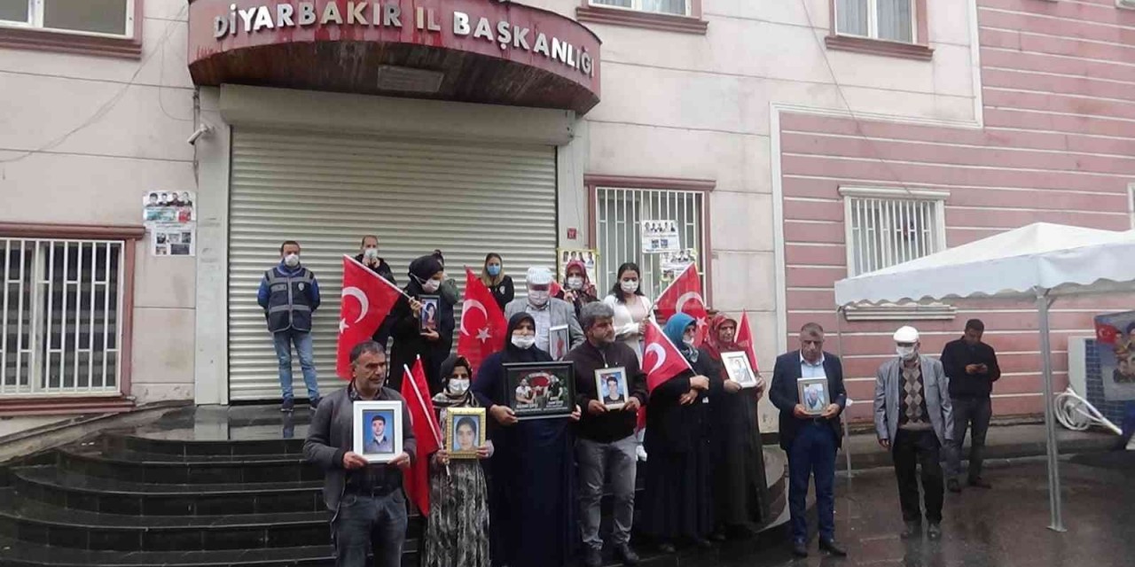 Hdp Önündeki Aileler Evlat Nöbetini Yağmur Altında Sürdürdü