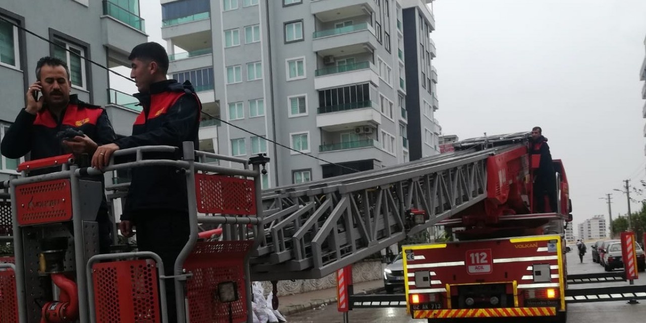 Sekizinci Katta Mahsur Kalan Serçeyi İtfaiye Kurtardı
