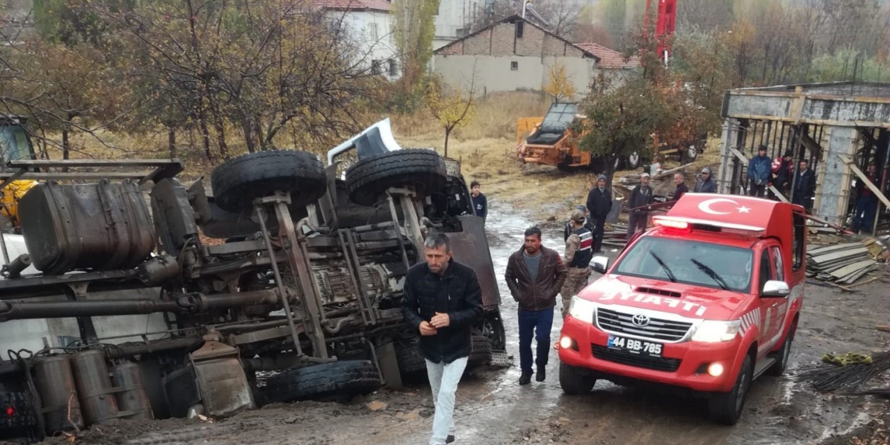 Malatya’da Devrilen Beton Mikserinin Sürücüsü Araçta Sıkıştı