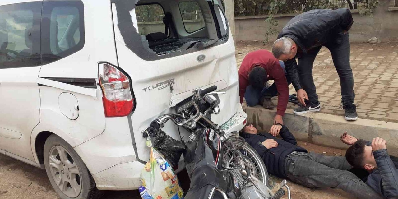 Motosiklet Park Halindeki Araca Arkadan Çarptı: 2 Yaralı