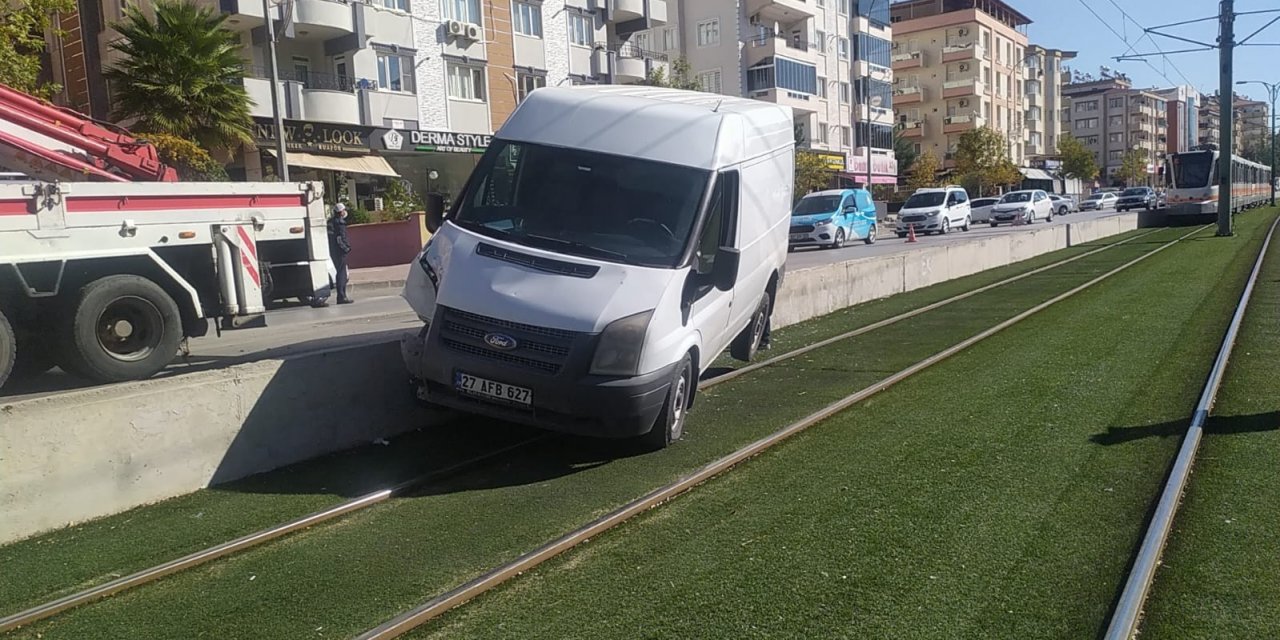 Dört Araç Birbirine Girdi, Araçlardan Biri Tramvay Yoluna Uçtu