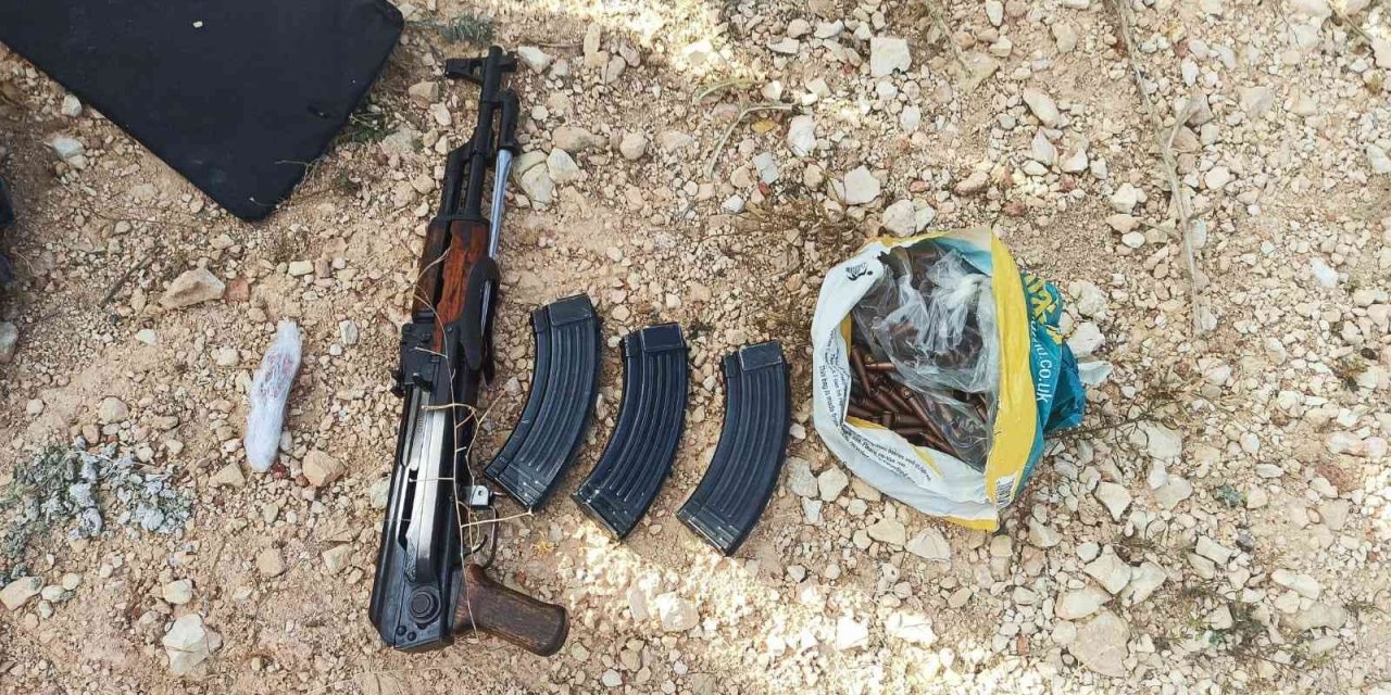 Toprağa Gömülü Silah Ve Bomba Yapımında Kullanılan Malzemeler Ele Geçirildi