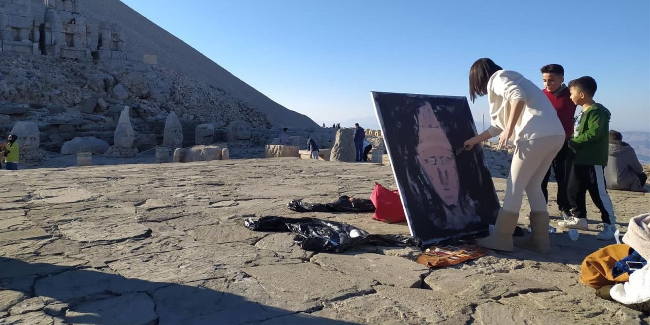Ressam, Nemrut Dağı’nda Canlı Performans Sergiledi