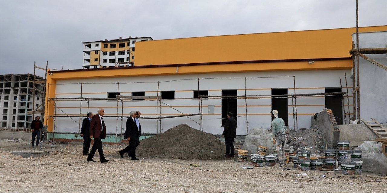 Güder, Yüzme Havuzunda İncelemelerde Bulundu