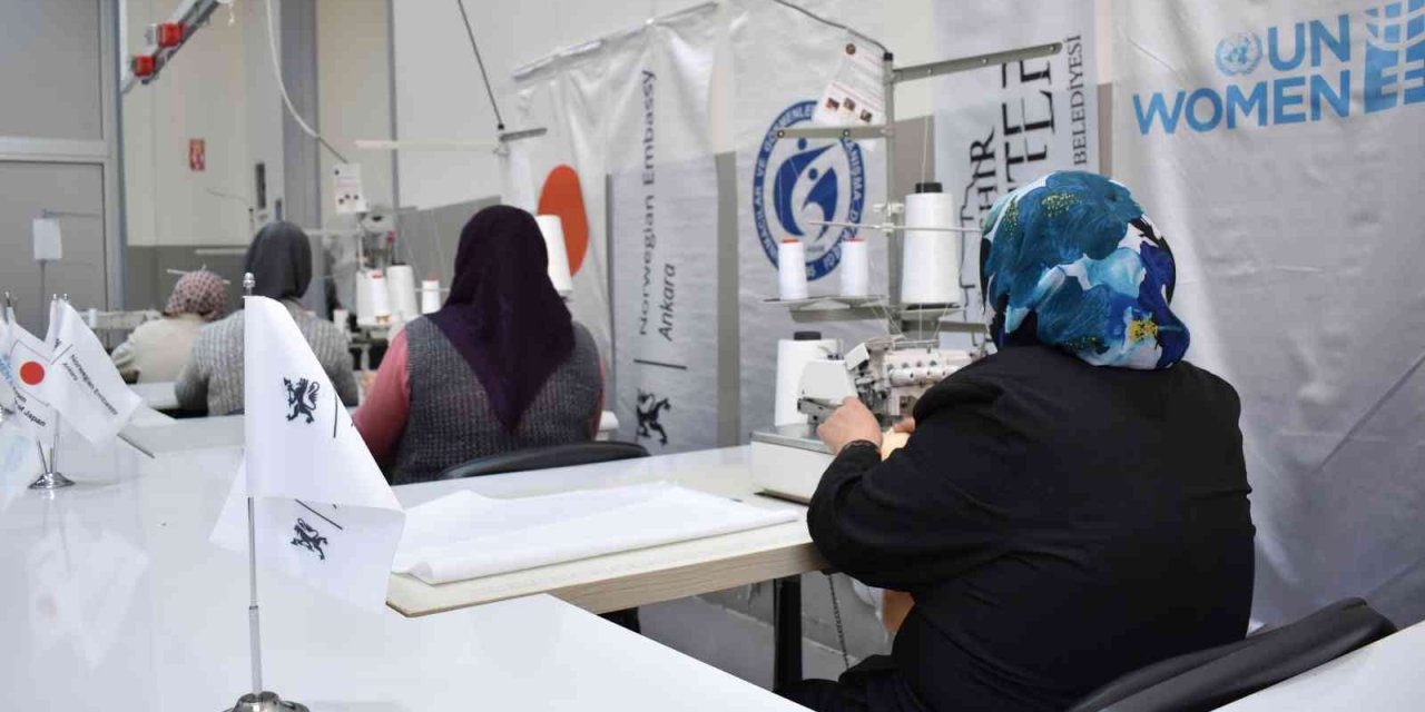 Kursu Başarıyla Tamamlayan Sığınmacı Kadınlar Terzi Oldu