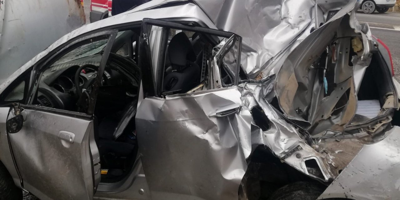 Otomobil Bariyerlere Çarpıp Takla Attı: 1 Ölü, 2 Yaralı