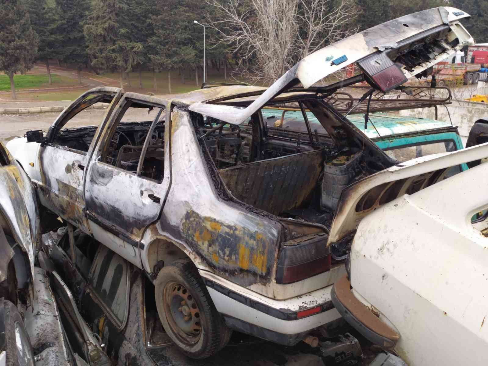 Gaziantep’te Yanan Otomobilin Bagajında Ceset Bulundu