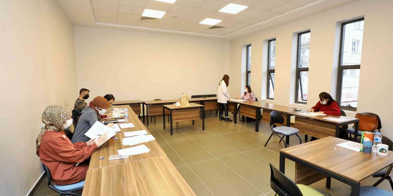 Şehitkamil’de Karakalem Resim Kursuna Yoğun İlgi