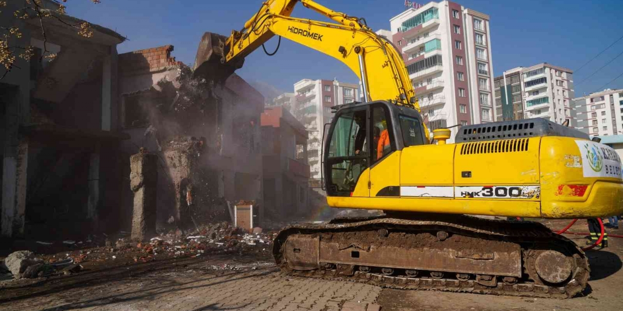 Fiyatları 2 Milyonu Bulan Binalar Arasında Kalan Yapıların Yıkımına Başlandı