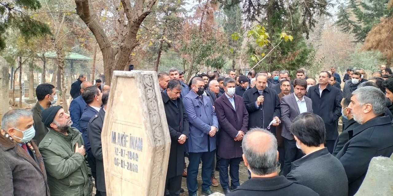 "kudüs Şairi" Mehmet Akif İnan Mezarı Başında Anıldı