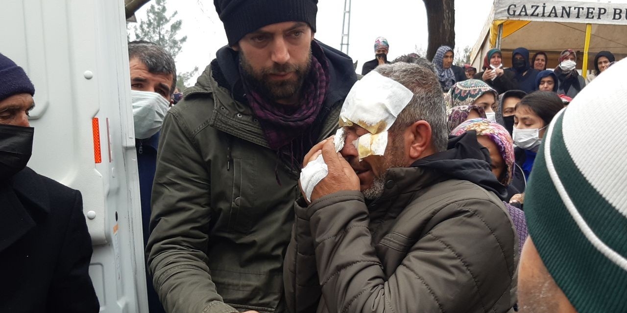 Yüzü Gözü Sargılar İçerisinde, Kazada Ölen Karısı İçin Gözyaşı Döktü