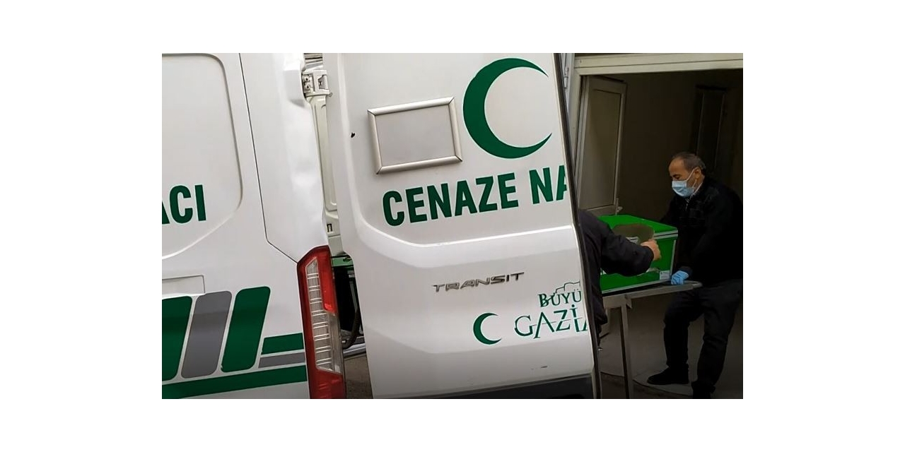 Cinnet Getiren Şahıs Karısını 11 Bıçak Darbesiyle Öldürdü