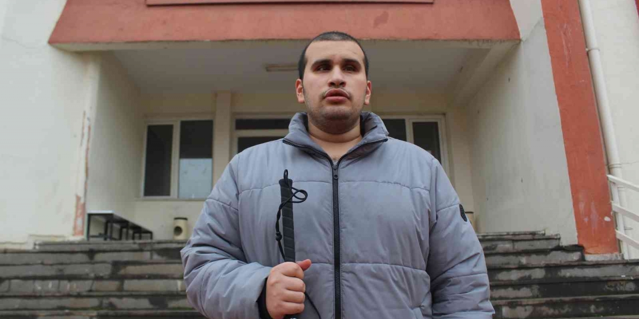 İletişim Fakültesi’nin Tek Görme Engelli Öğrencisi Gazeteci Olma Yolunda