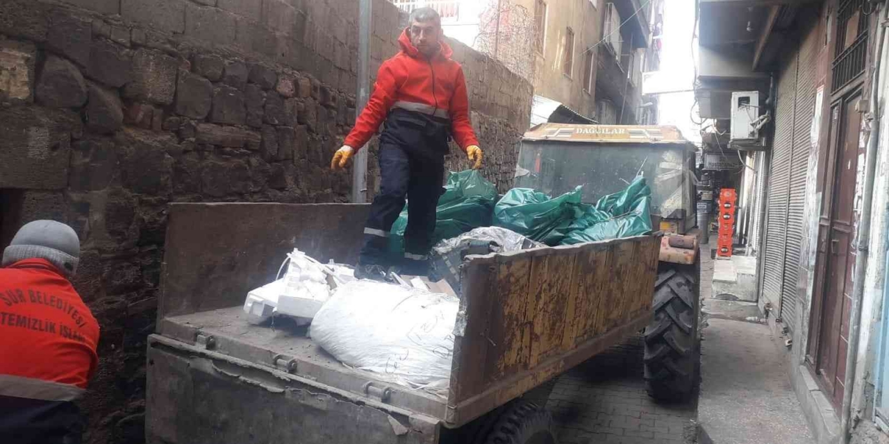 Diyarbakır’da Temizlenen Evin Avlusundan Bir Römork Dolusu Çöp Çıktı