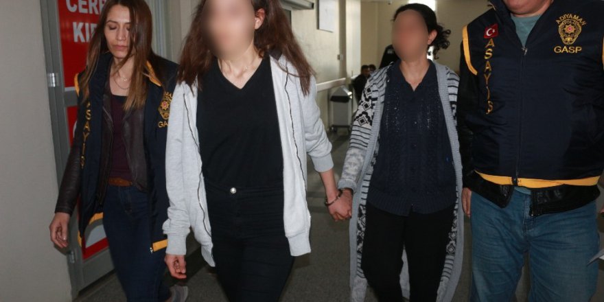 Babasını Öldürdüğü İddia Edilen Genç Kızla Annesi Adliyede