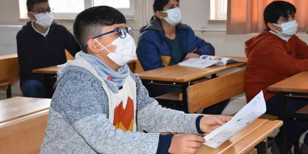 Üşüyen Kedinin Üstüne Hırkasını Örten Çocuk İha’ya Konuştu