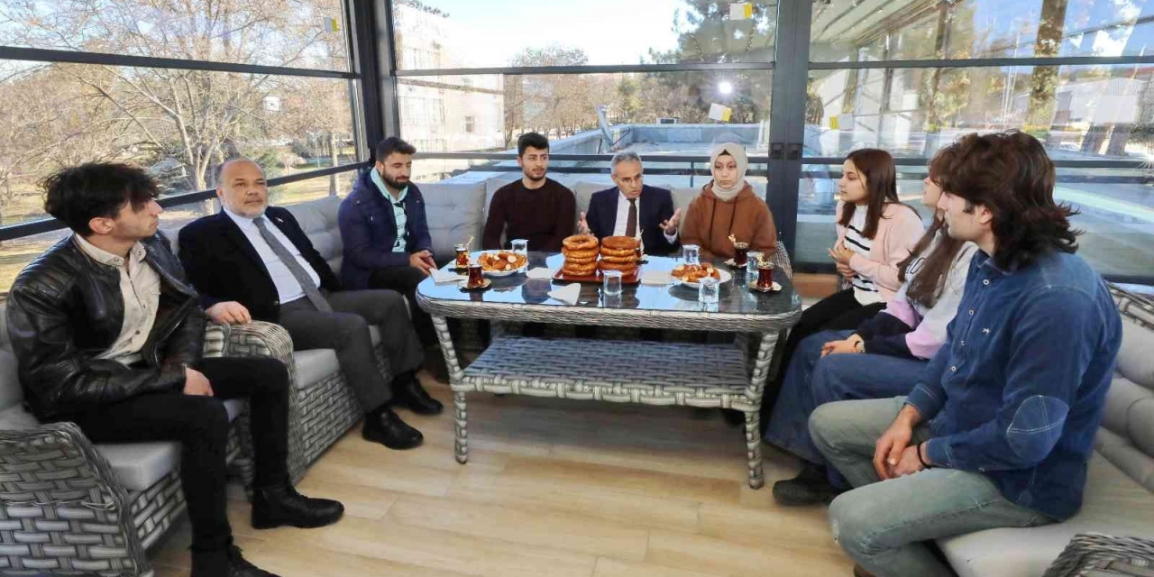 Milletvekili Yavuz Gaün Genç Ofiste Öğrencilerle Bir Araya Geldi