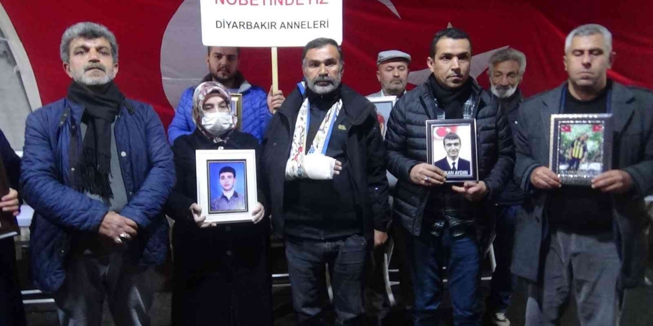Hdp Önünde Evlat Nöbeti Tutan Ailelere Saldırı İddiası