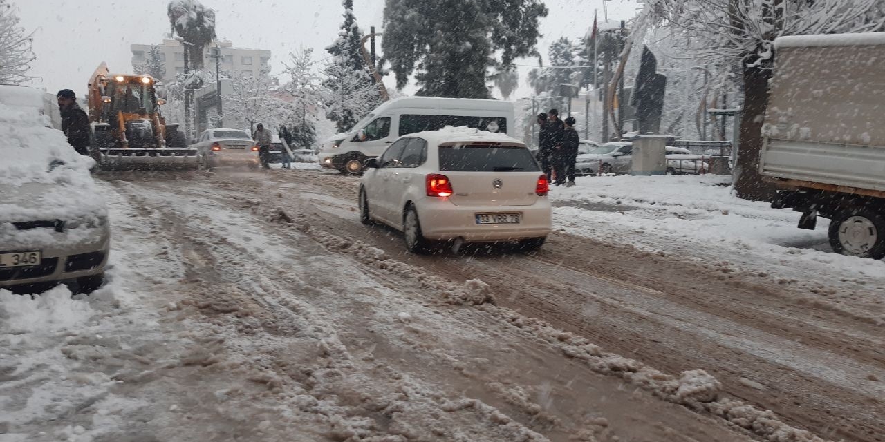 Gaziantep’te Kar Yağışı Trafiği Felç Etti