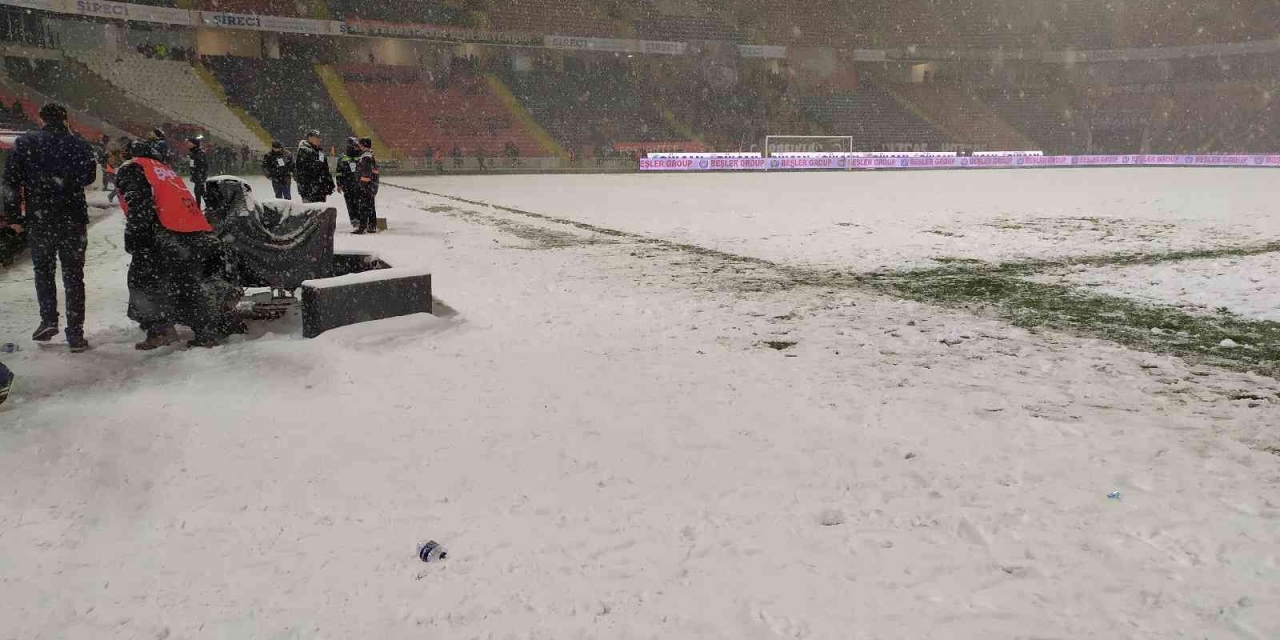 Gaziantep Fk-yeni Malatyaspor Maçının İkinci Yarısı Ertelendi