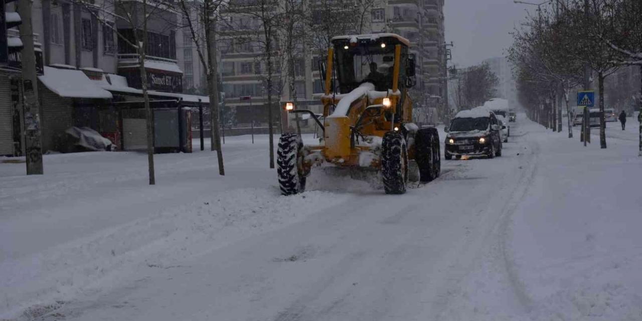 Başkan Beyoğlu Kar Temizleme Çalışmalarına Katıldı