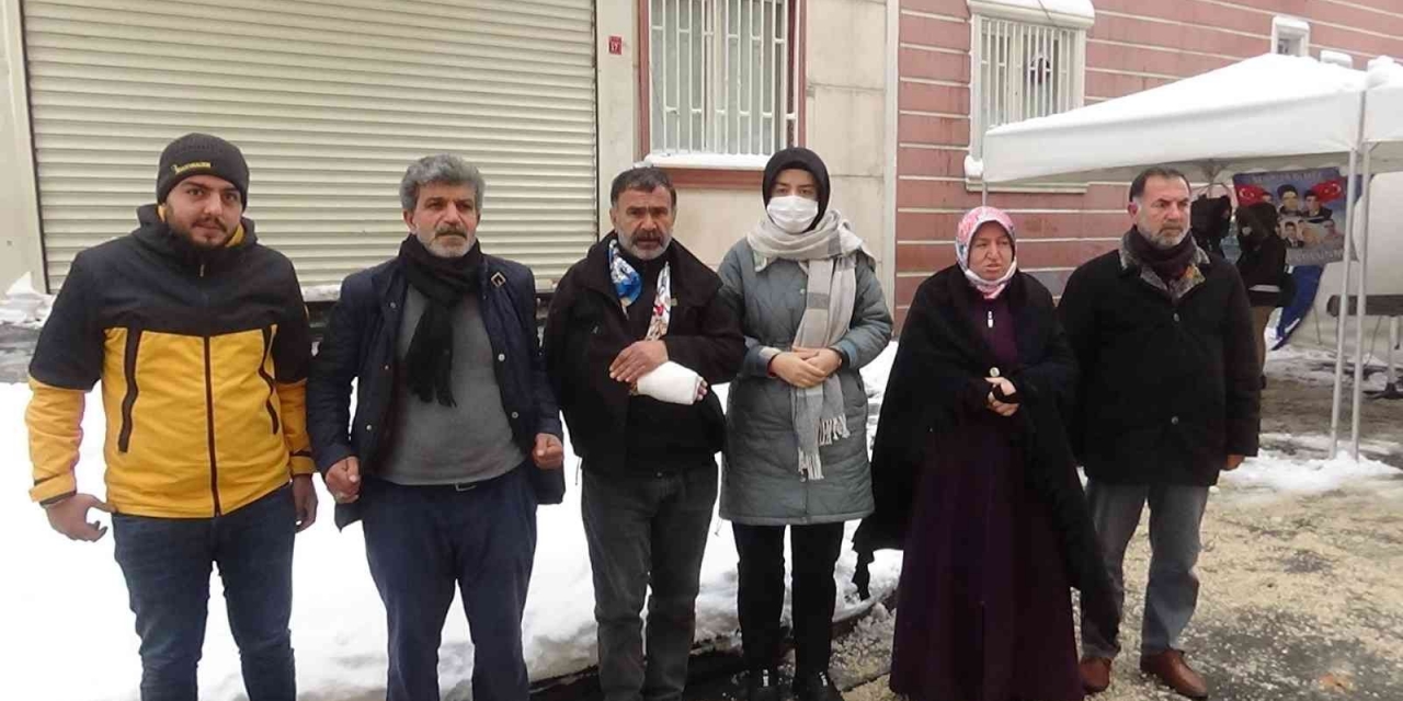 Evlat Hasreti Çeken Aileler Kar Altında Nöbette
