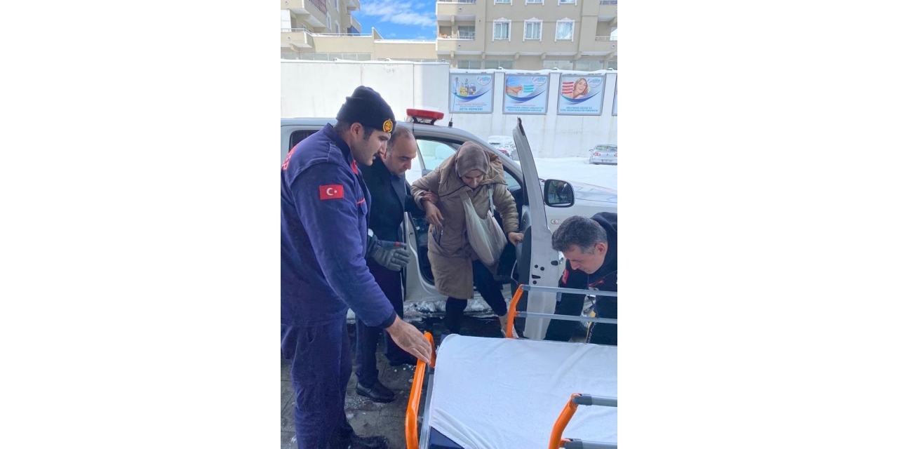 Otoyolda Kalanlara Kumanya Dağıtıldı