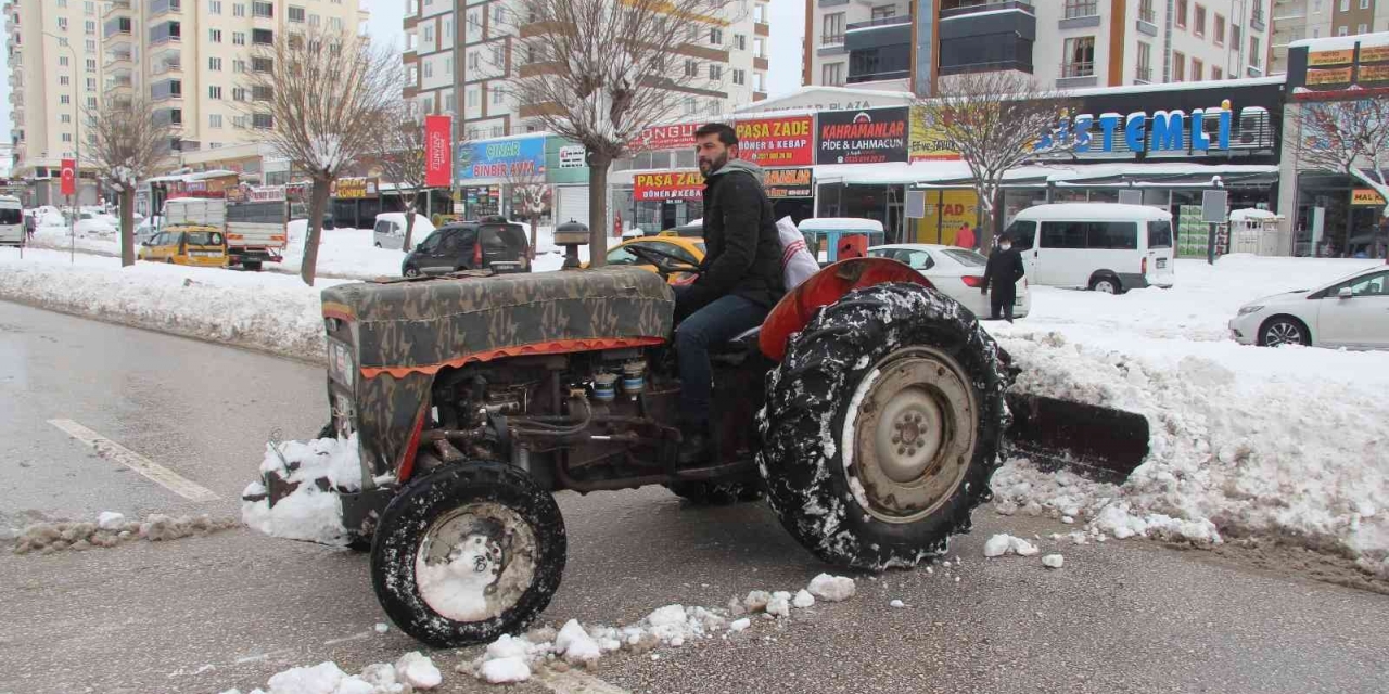 Gaziantep’te Vatandaş Traktörüyle Karları Temizledi