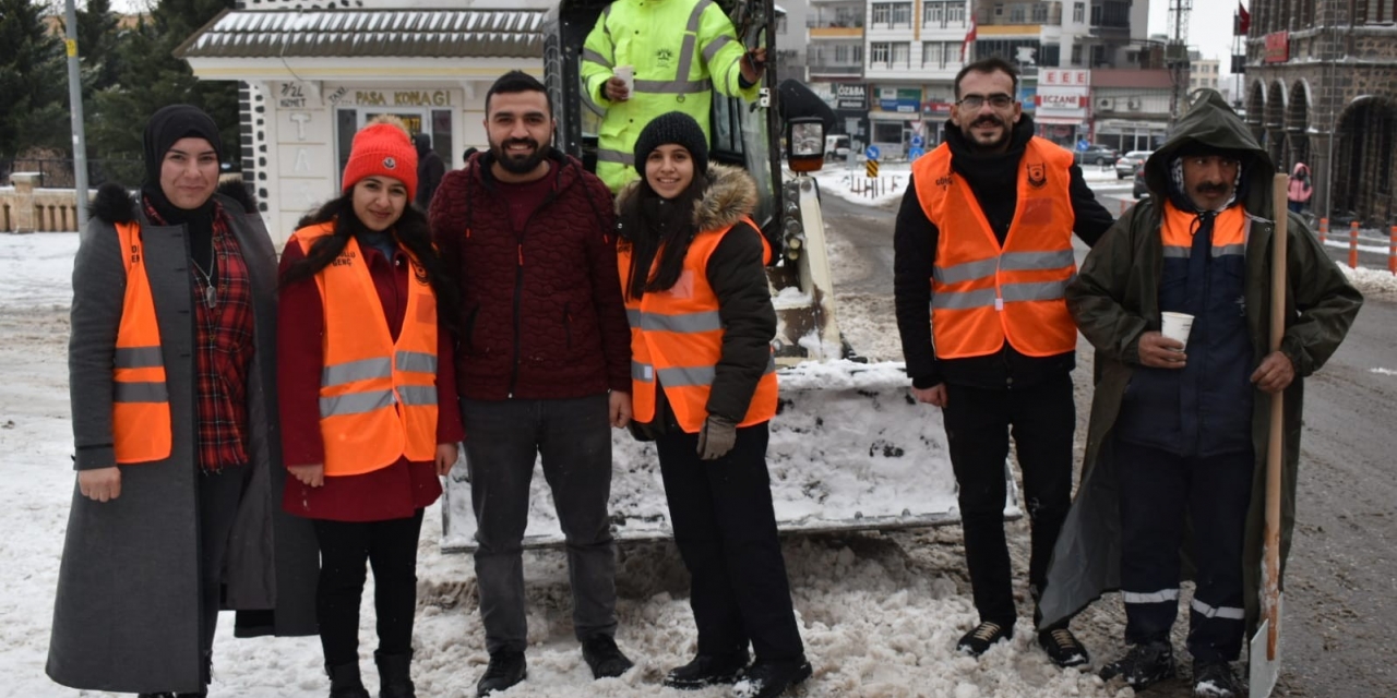 Karla Mücadelede Gönüllülerden Sıcak Çorba
