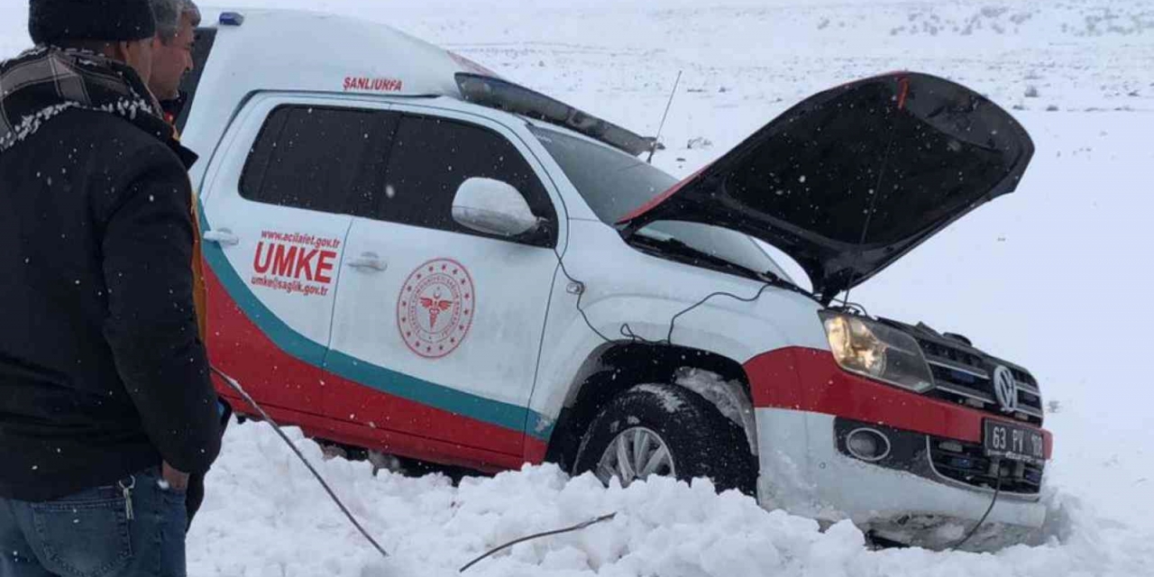 Hasta Almaya Giden Sağlık Ekipleri Karda Mahsur Kaldı