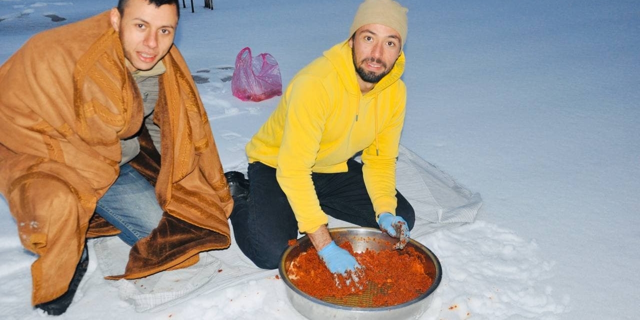 Şanlıurfalılar Kar Üstünde Su Yerine Karla Çiğköfte Yoğurdu