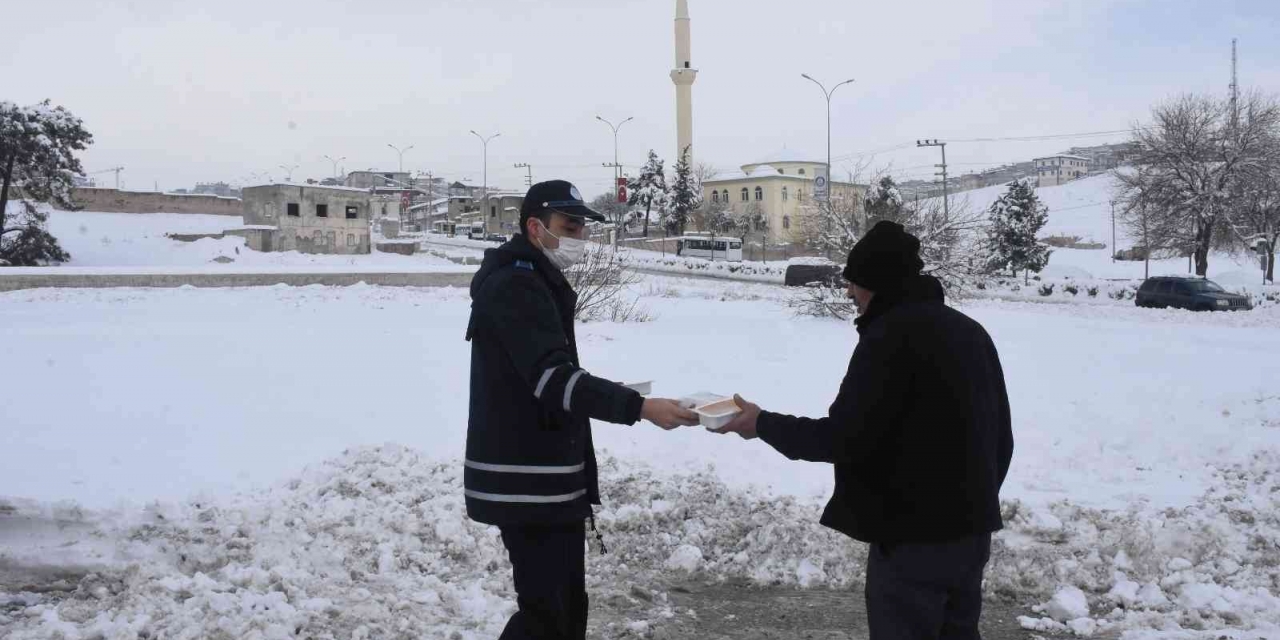 Belediye Başkanı Arabayla Mahsur Kalan Vatandaşları Taşıdı