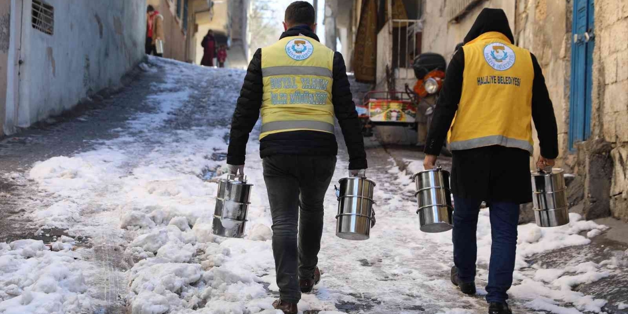 Haliliye’de Kapı Kapı Sıcak Aş Dağıtılıyor