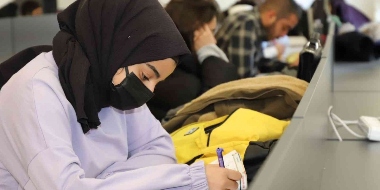 Öğrenciler Karaköprü’de Sıcak Ortamda Ders Çalışıyor