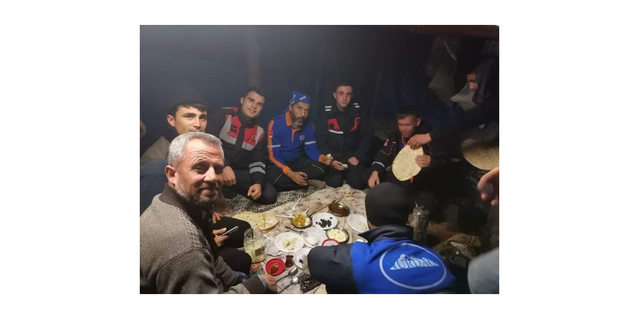 Yaylada Mahsur Kolan Çoban Ve Hayvanlarını Ekipler Kurtardı