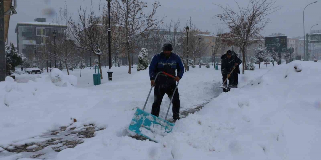 Gaziantep Büyükşehir, Bin 600 Saha Personeli Ve 562 Araçla Vatandaşın Yardımına Koşuyor