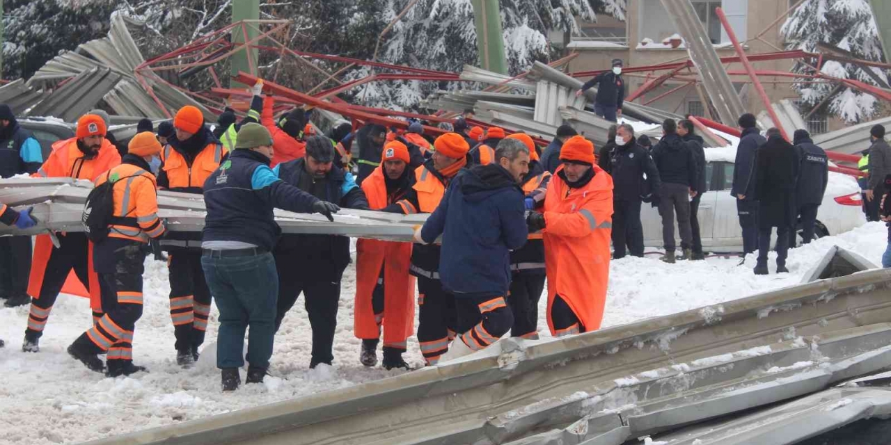 Gaziantep’te Çöken Pazar Yeri Çatısının Enkazı Kaldırılıyor