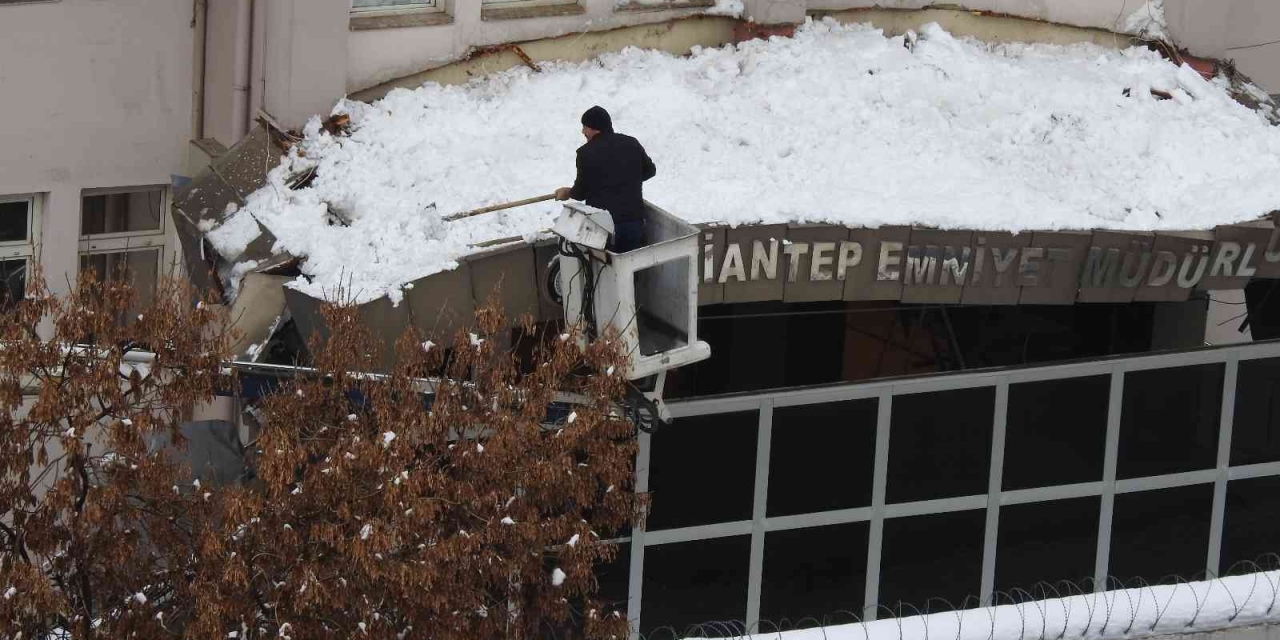 Emniyet Müdürlüğünün Kapı Girişi Çatısına Düşen Kar Kütleleri Vinç Yardımıyla Temizleniyor